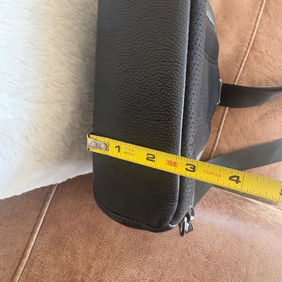 MICHAEL KORS Pebbled Leather Sling Pack - black Authenticated - Picture 13 of 17